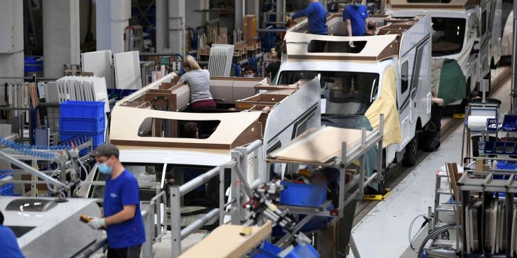Hot U.S. Economy, Fresh Supply Disruptions Pressure World’s Factories