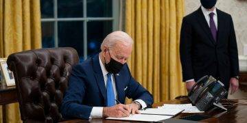 Biden Officials Visits US-Mexico Border Amid Migrant Influx | Voice of America